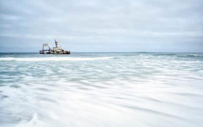Skeleton Coast – tajemnicze wybrzeże Namibii pełne wraków statków i morskiej mgły